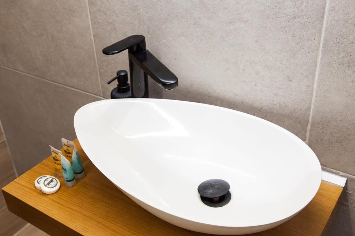 Contemporary Stylish Apartment Located Near Metaxourgeio Area Ateny Zewnętrze zdjęcie