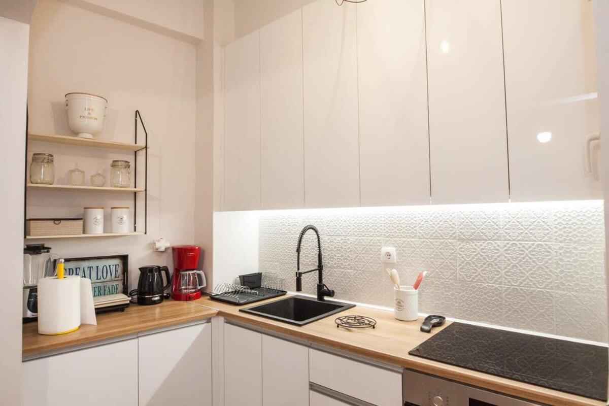 Contemporary Stylish Apartment Located Near Metaxourgeio Area Ateny Zewnętrze zdjęcie